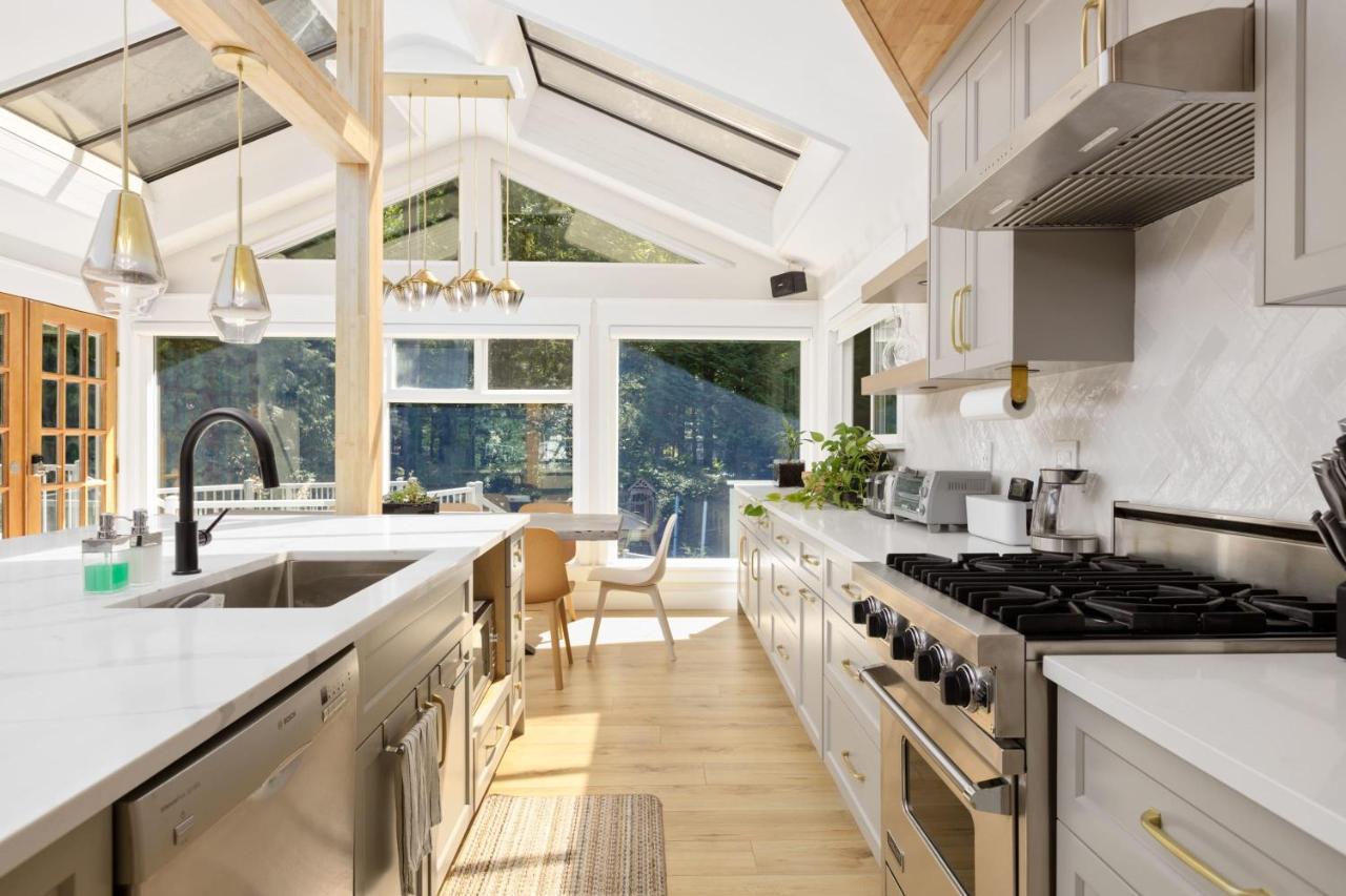 Beautiful Villa With Heated Pool Hot Tub By Forest North Vancouver Exterior photo