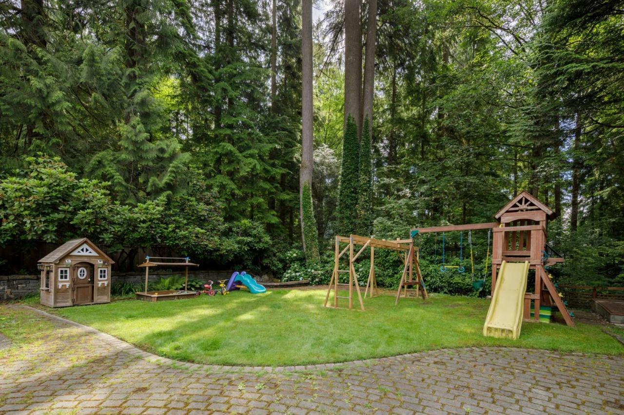 Beautiful Villa With Heated Pool Hot Tub By Forest North Vancouver Exterior photo