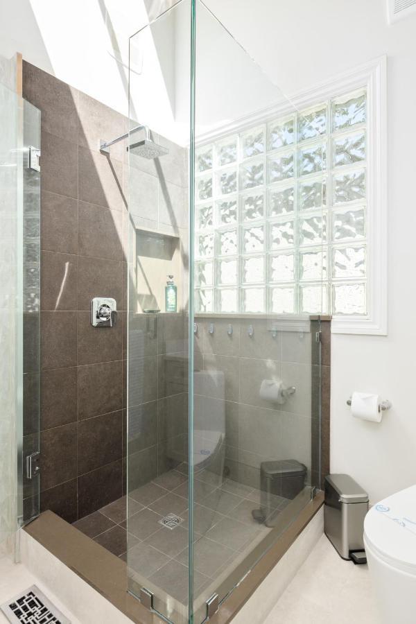 Beautiful Villa With Heated Pool Hot Tub By Forest North Vancouver Exterior photo